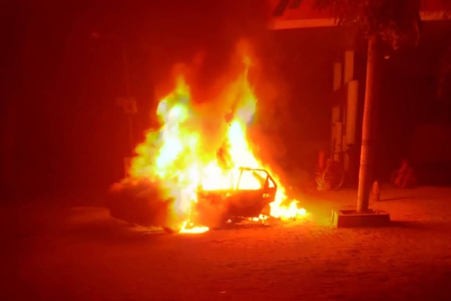 Mobil Toyota Corolla Twincam terbakar usai mengisi bensin di SPBU di Tempel, Kabupaten Sleman.  Foto: Dok. Polsek Tempel