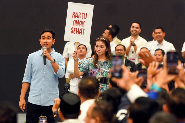 Bakal calon wakil presiden Gibran Rakabuming Raka (kiri) bersama Istri Selvi Ananda (kedua kiri) menyampaikan pidato politiknya saat deklarasi pasangan capres Prabowo Subianto dan cawapres Gibran Rakabuming Raka yang didukung Koalisi Indonesia Maju. Foto: Galih Pradipta/Antara Foto