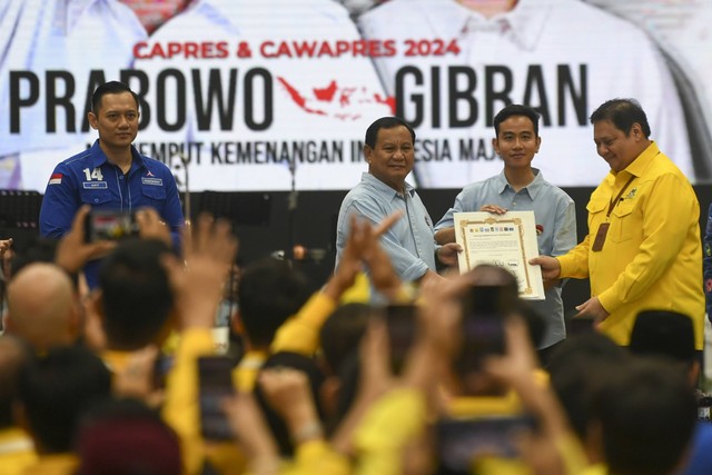Bakal calon presiden Prabowo Subianto (kedua kiri) dan bakal calon wakil presiden Gibran Rakabuming Raka (kedua kanan) menerima piagam dukungan dari parpol Koalisi Indonesia Maju (KIM). Foto: Galih Pradipta/Antara Foto