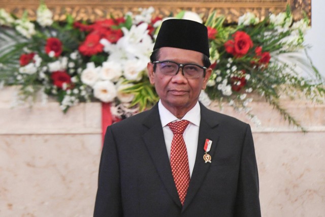 Menko Polhukam Mahfud MD menghadiri pelantikan Amran Sulaiman menjadi Menteri Pertanian di Istana Negara, Jakarta, Rabu (25/10/2023). Foto: Hafidz Mubarak A/ANTARA FOTO