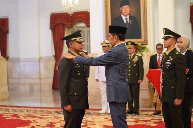 Presiden Jokowi melantik Jenderal Agus Subiyanto menjadi KSAD, 25 Oktober 2023. Foto: TNI AD