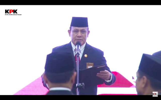 Firli Bahuri melantik Bima Suprayoga sebagai Penuntut Umum KPK. Foto: Youtube/KPK RI