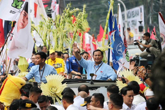 Bacapres-Bacawapres dari Koalisi Indonesia Maju Prabowo Subianto dan Gibran Rakabuming Raka menyapa pendukungnya saat menuju ke Komisi Pemilihan Umum (KPU) untuk melakukan pendaftaran Pilpres, Jakarta, Rabu (25/10/2023). Foto: Aditia Noviansyah/kumparan