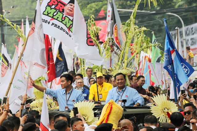 Bacapres-Bacawapres dari Koalisi Indonesia Maju Prabowo Subianto dan Gibran Rakabuming Raka menyapa pendukungnya saat menuju ke Komisi Pemilihan Umum (KPU) untuk melakukan pendaftaran Pilpres, Jakarta, Rabu (25/10/2023). Foto: Aditia Noviansyah/kumparan