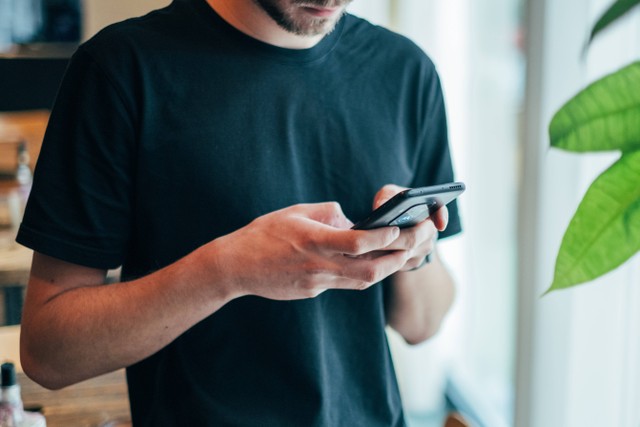 Ilustrasi Cara Mengecek Saldo DANA. Unsplash/Jonas Leupe.