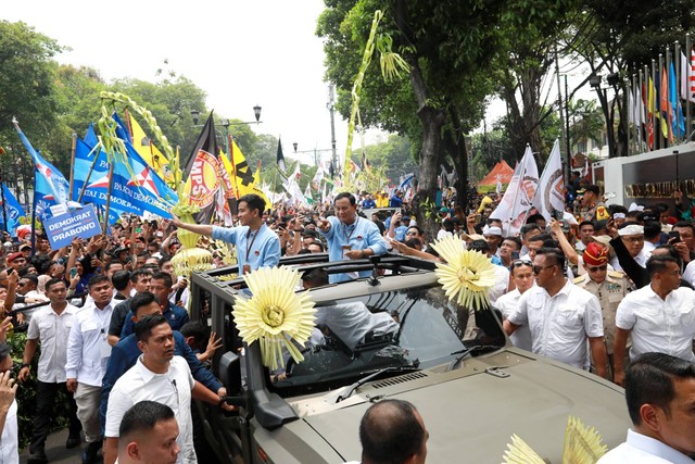 Bacapres-Bacawapres dari Koalisi Indonesia Maju Prabowo Subianto dan Gibran Rakabuming Raka menyapa pendukungnya saat menuju ke Komisi Pemilihan Umum (KPU) untuk melakukan pendaftaran Pilpres, Jakarta, Rabu (25/10/2023). Foto: Aditia Noviansyah/kumparan