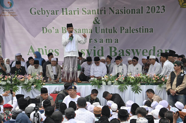 Bakal calon presiden Anies Baswedan dalam Gebyar Hari Santri dan Doa Bersama untuk Palestina di Pesantren Al Badar, Baturaja, Tangerang, Rabu (25/10). Foto: Dok. Istimewa