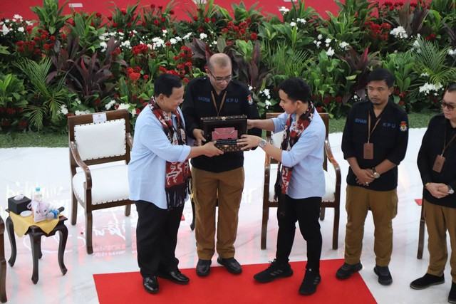 Bacapres-Bacawapres dari Koalisi Indonesia Maju Prabowo Subianto dan Gibran Rakabuming Raka saat pendaftaran pencalonannya sebagai calon presiden dan wakil presiden di Kantor KPU Pusat, Jakarta, Rabu (25/10/2023). Foto: Jamal Ramadhan/kumparan