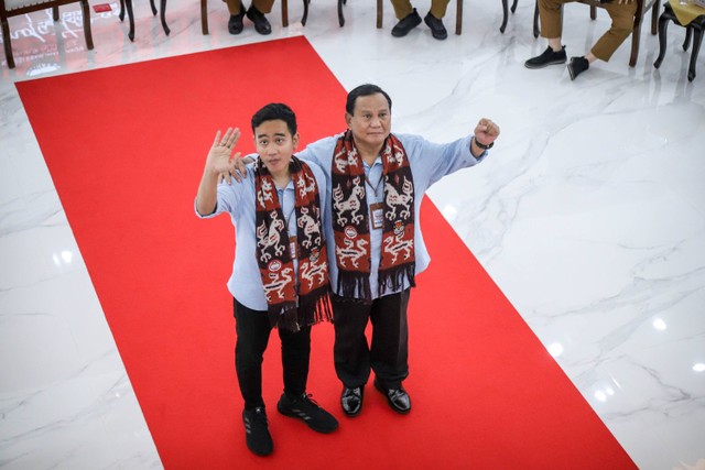 Prabowo Subianto dan Gibran Rakabuming Raka tiba untuk menyerahkan berkas pendaftaran pencalonanya sebagai calon presiden dan wakil presiden di Kantor KPU Pusat, Jakarta, Rabu (25/10/2023). Foto: Jamal Ramadhan/kumparan
