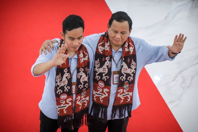 Prabowo Subianto dan Gibran Rakabuming Raka tiba untuk menyerahkan berkas pendaftaran pencalonanya sebagai calon presiden dan wakil presiden di Kantor KPU Pusat, Jakarta, Rabu (25/10/2023). Foto: Jamal Ramadhan/kumparan