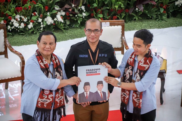 Bacapres-Bacawapres dari Koalisi Indonesia Maju Prabowo Subianto dan Gibran Rakabuming Raka menyerahkan berkas pendaftaran pencalonannya sebagai calon presiden dan wakil presiden di Kantor KPU Pusat, Jakarta, Rabu (25/10/2023). Foto: Jamal Ramadhan/kumparan