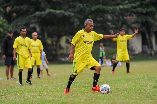 Pak Pele, pemilik warung bakmi legendaris di pojok Alun-Alun Utara Yogya adalah teman bermain sepak bola Sultan HB  semasa muda. Foto: Dok. Pak Pele
