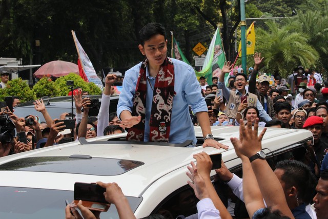 Bacawapres dari Koalisi Indonesia Maju Gibran Rakabuming Raka usai mendaftarkan pencalonannya sebagai calon presiden dan wakil presiden di Kantor KPU Pusat, Jakarta, Rabu (25/10/2023). Foto: Aditia Noviansyah/kumparan