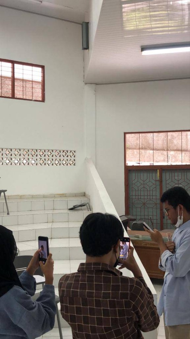 seseorang yang FOMO memotret orang yang terlihat mencolok, Dokumentasi : Rival Alkhofiz'