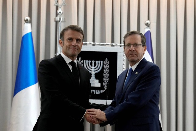 Presiden Prancis Emmanuel Macron saat bertemu dengan Presiden Israel Isaac Herzog di Yerusalem, Selasa (24/10/2023). Foto: Christophe Ena/Pool via Reuters