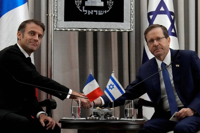 Presiden Prancis Emmanuel Macron saat bertemu dengan Presiden Israel Isaac Herzog di Yerusalem, Selasa (24/10/2023). Foto: Christophe Ena/Pool via Reuters