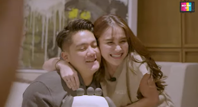 Potret Ayu Ting Ting Kasih Kejutan untuk Boy William. Foto: YouTube Qiss You TV