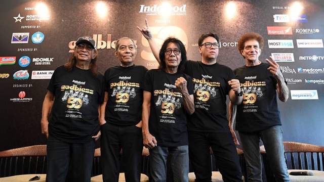 (kiri ke kanan) Personel grup musik God Bless Abadi Soesman, Donny Fatah, Ian Antono, Fajar Satriatama dan Ahmad Albar berpose usai konferensi pers jelang konser emas 50 tahun di Jakarta, Rabu (25/10/2023). Foto: M Risyal Hidayat/ANTARA FOTO