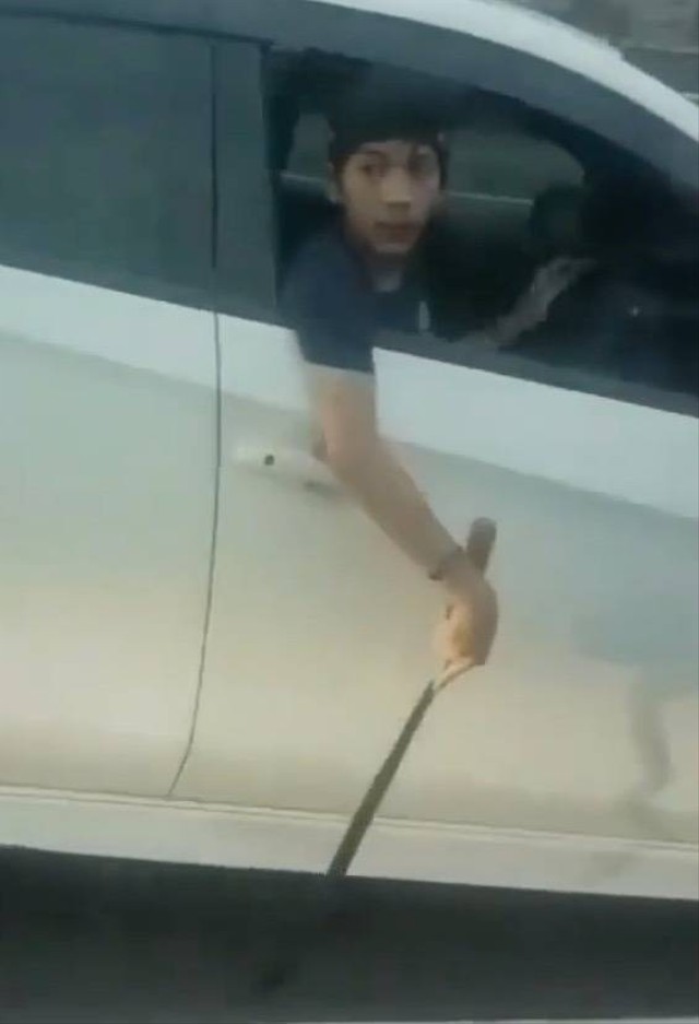 Tangkapan layar pemuda begal memepet mobil korban di Tol Tangerang. Foto: Instagram/@tiarasameth05
