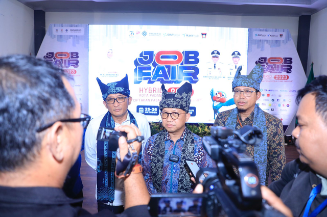 Sekretaris Jenderal Anwar Sanusi buka Job Fair Hybrid Kota Padang 2023 di Gedung Youth Center, Padang, Sumatera Barat pada Rabu (25/10/2023). Foto: Kemnaker