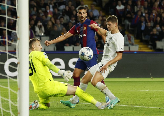 Duel Barca vs Shakhtar di Liga Champions. Foto: Albert Gea/REUTERS