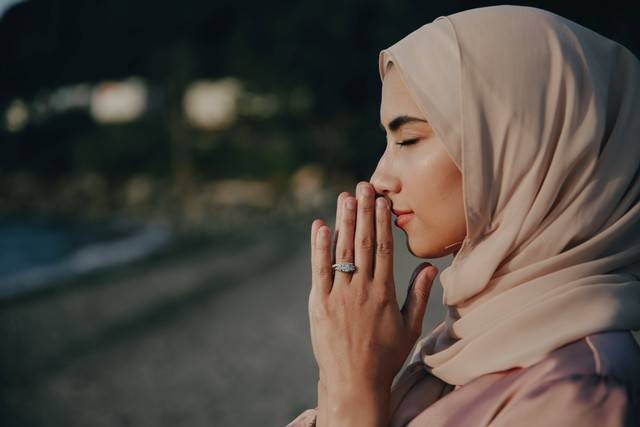 Doa selamat dunia akhirat adalah bacaan doa yang dilafalkan oleh umat Islam sebagai bentuk permohonan untuk keselamatan dunia akhirat kepada Allah SWT. Foto: Pexels.com
