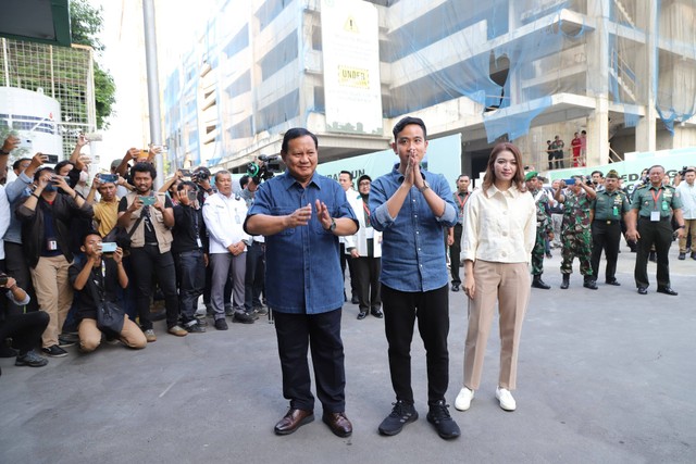 Pasangan calon presiden Prabowo Subianto dan wakil presiden Gibran Rakabuming Raka tiba untuk menjalani tes kesehatan di RSPAD Gatot Soebroto, Jakarta, Kamis (26/10/2023). Foto: Jamal Ramadhan/kumparan