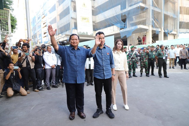 Pasangan calon presiden Prabowo Subianto dan wakil presiden Gibran Rakabuming Raka tiba untuk menjalani tes kesehatan di RSPAD Gatot Soebroto, Jakarta, Kamis (26/10/2023).  Foto: Jamal Ramadhan/kumparan