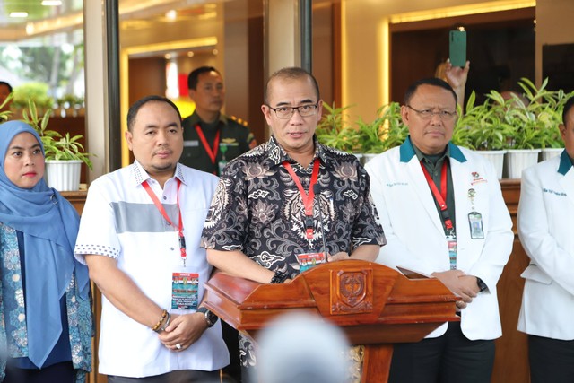 Ketua KPU Hasyim Asy'ari memberikan keterangan kepada wartawan di Rumah Sakit Pusat Angkatan Darat (RSPAD) Gatot Subroto, Jakarta, Kamis (26/10/2023).  Foto: Jamal Ramadhan/kumparan