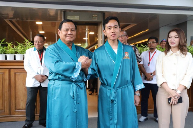 Pasangan calon presiden Prabowo Subianto dan wakil presiden Gibran Rakabuming Raka menjalani tes kesehatan di RSPAD Gatot Soebroto, Jakarta, Kamis (26/10/2023). Foto: Jamal Ramadhan/kumparan