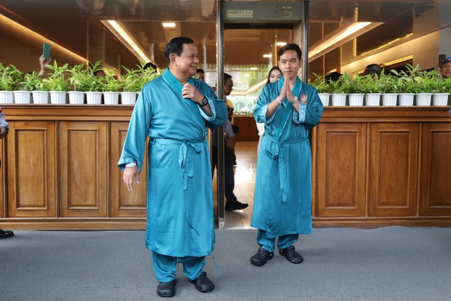 Pasangan calon presiden Prabowo Subianto dan wakil presiden Gibran Rakabuming Raka menjalani tes kesehatan di RSPAD Gatot Soebroto, Jakarta, Kamis (26/10/2023). Foto: Jamal Ramadhan/kumparan