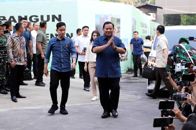 Pasangan calon presiden Prabowo Subianto dan wakil presiden Gibran Rakabuming Raka tiba untuk menjalani tes kesehatan di RSPAD Gatot Soebroto, Jakarta, Kamis (26/10/2023). Foto: Jamal Ramadhan/kumparan