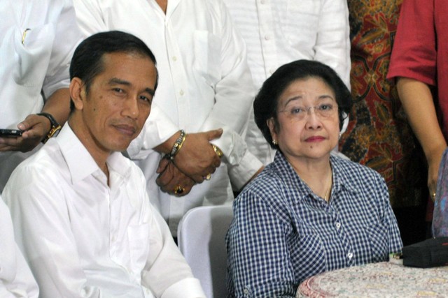 Jokowi dan Megawati saat menghadiri buka puasa, di kediaman mantan Presiden Megawati Soekarnoputri di Jakarta pada 22 Juli 2014. Foto: Bay Ismoyo/AFP