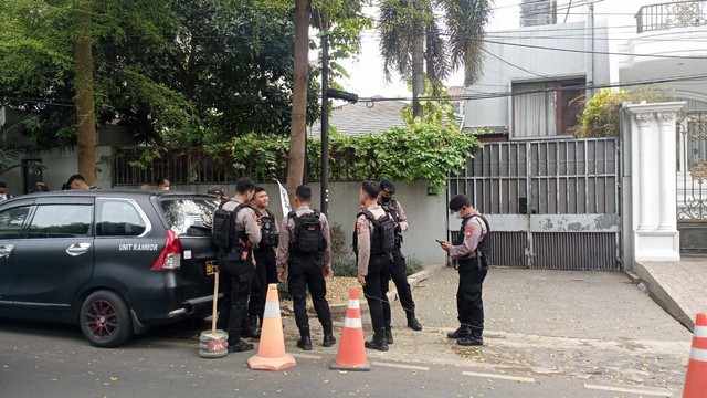 Suasana penggeledahan di rumah dinas Firli Bahuri, di Kertanegara Nomor 46, Jakarta Selatan, Kamis (26/10/2023). Foto: Fadlan/kumparan