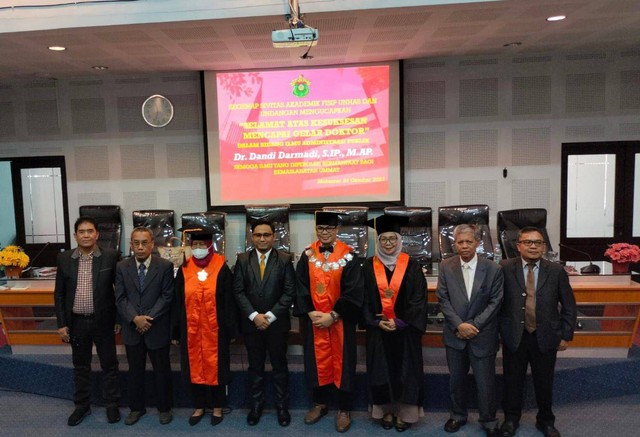 Pada Selasa (24/10) Dandi menjalani sidang terbuka promosi doktor Program Studi Administrasi Publik, Fakultas Ilmu sosial dan Ilmu politik, Universitas Hasanuddin.