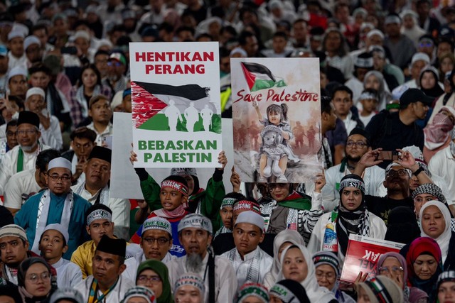 Peserta acara solidaritas untuk Palestina di Kuala Lumpur yang dihadiri PM Anwar Ibrahim, Selasa (24/10/2023). Foto: Twitter/@anwaribrahim