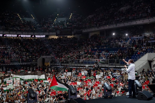 PM Malaysia Anwar Ibrahim berpidato di acara solidaritas untuk Palestina  di Kuala Lumpur, Selasa (24/10/2023). Foto: Twitter/@anwaribrahim