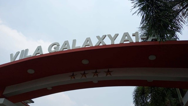 Gerbang Vila Galaxy A1-A2, kompleks perumahan yang dihuni Firli Bahuri. Dok: kumparan