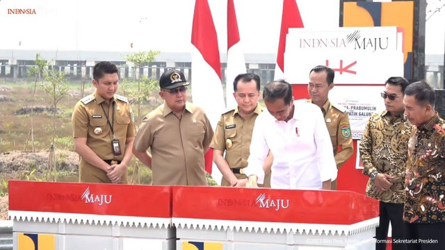 Presiden Jokowi meresmikan Jalan Tol Indralaya-Prabumulih di Sumsel. (foto: dok.ist)