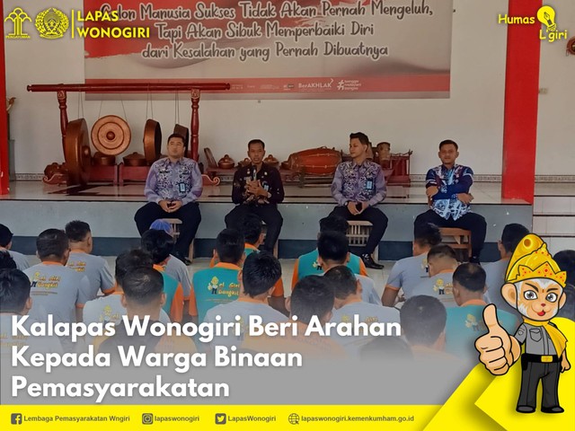 Kepala Lembaga Pemasyarakatan Kelas IIB Wonogiri, Agung Supriyanto memberikan pengarahan kepada Warga Binaan Pemsyarakatan (Dok. Humas Lapas Wonogiri)