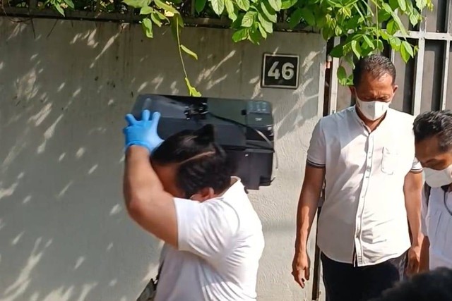 Penyidik Ditreskrimsus Polda Metro Jaya membawa printer dari dalam salah satu kediaman Ketua KPK Firli Bahuri saat penggeledahan di kawasan Jalan Kertanegara, Jakarta, Kamis (26/10/2023). Foto: Thomas Bosco/kumparan