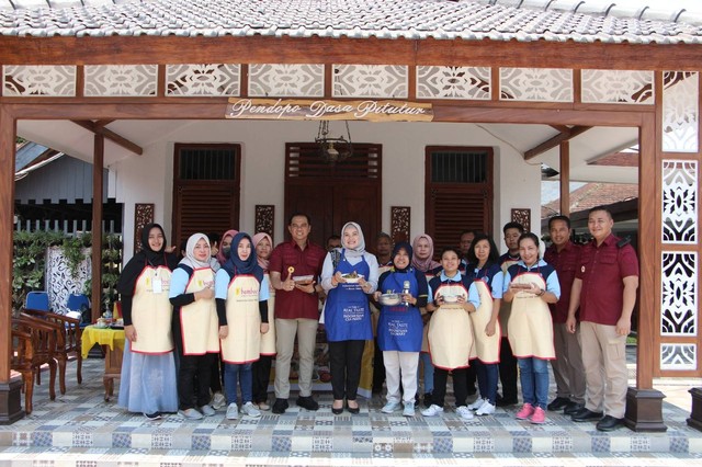 Kalapas I Madiun Kadek Anton dan Wakil Walikota Madiun Indaraya berfoto bersama dengan peserta pelatihan warga binaan Kamis (26/10) Foto : Humas Lapas I Madiun