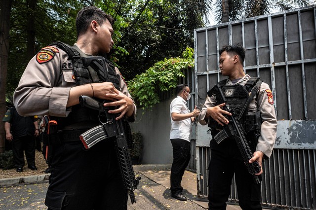 Polisi berjaga saat seorang penyidik Ditreskrimsus Polda Metro Jaya masuk ke dalam salah satu kediaman Ketua KPK Firli Bahuri di kawasan Jalan Kertanegara, Jakarta, Kamis (26/10/2023). Foto: Aprillio Akbar/ANTARA FOTO