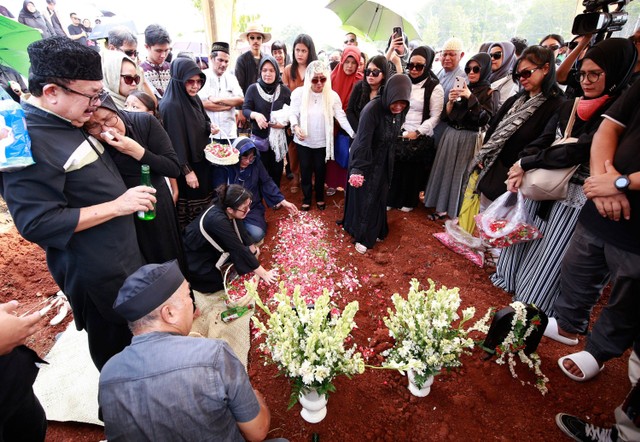 Sejumlah keluarga dan kerabat saat mengantarkan jenazah penyanyi Shena Malsiana di TPU Grubog Bojong Nangka, Tangerang, Kamis, (26/10/2023). Foto: Agus Apriyanto