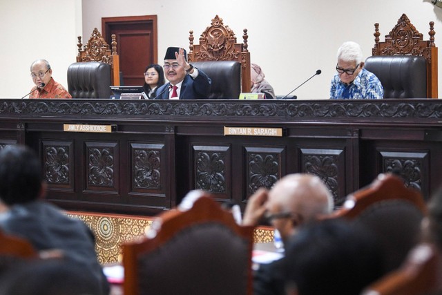 Ketua Majelis Kehormatan Mahkamah Konstitusi (MKMK) Jimly Asshiddiqie (tengah) didampingi anggota Wahiduddin Adams (kiri) dan Bintan R. Saragih (kanan) memimpin jalannya rapat perdana di Gedung II Mahkamah Konstitusi (MK), Jakarta, Kamis (26/10). Foto: M Risyal Hidayat/Antara Foto 