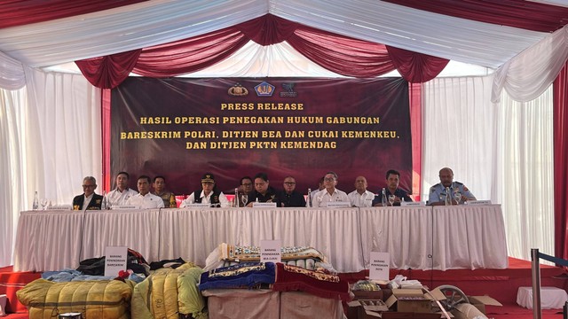 Pemusnahan barang bekas impor 
di Tempat Penimbunan Pabean (TPP) Cikarang Utara, Bekasi pada Kamis (26/2023). Foto: Widya Islamiati/kumparan
