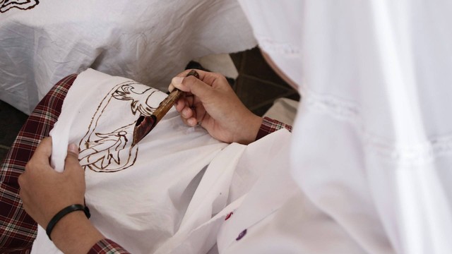 Ilustrasi Sebutkan Alat dan Bahan untuk Membuat Batik Tulis, Sumber: Unsplash/Ed Us