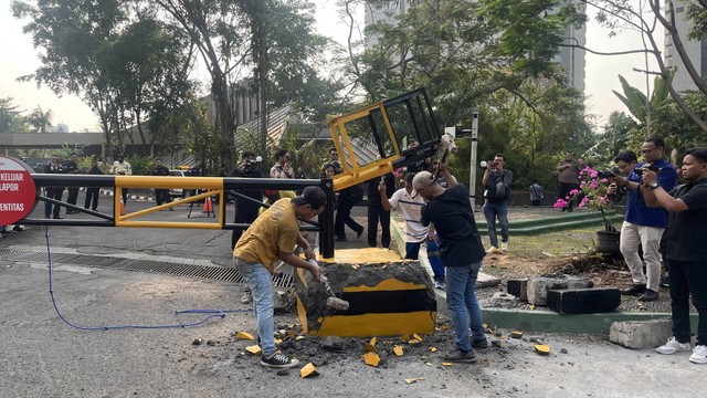 Pihak PT Indobuildco melakukan pembongkaran portal di pintu masuk Hotel Sultan di Jalan Jenderal Sudirman, Kamis (26/10/2023). Foto: Fariza Rizky Ananda/kumparan