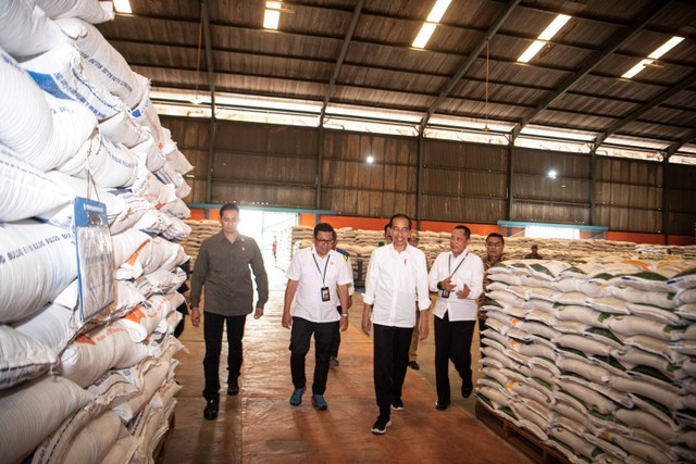 Presiden Joko Widodo didampingi Dirut Perum Bulog Budi Waseso meninjau ketersediaan beras di Gudang Bulog Sukamaju milik Perum Bulog Divisi Regional Sumsel dan Babel di Palembang, Sumatera Selatan, Kamis (26/10/2023). Foto: Nova Wahyudi/ANTARA FOTO