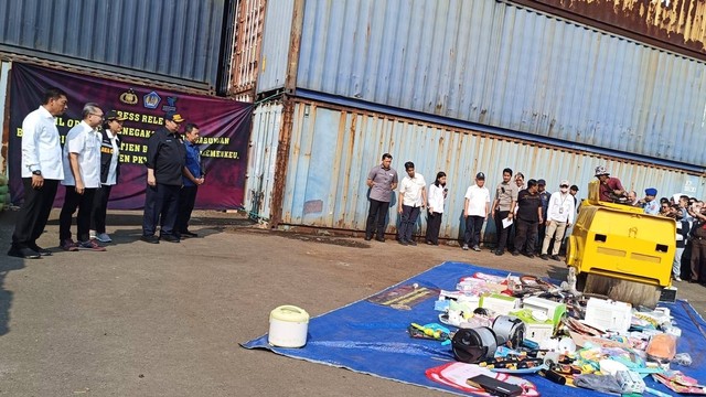 Mendag Zulhas saat pemusnahan barang impor ilegal di Cikarang. Foto: Kemendag